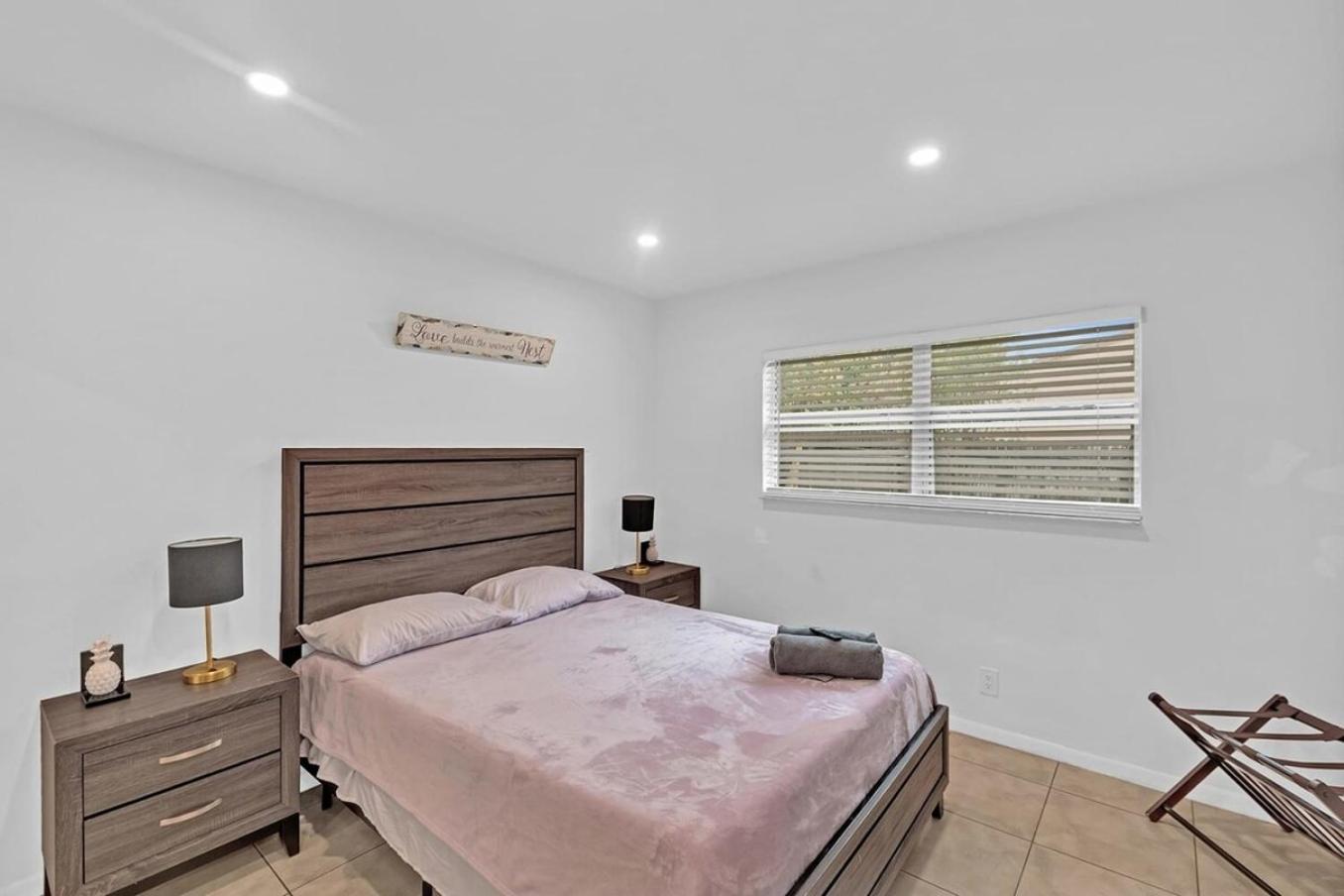 2 Bedroom House Minutes From Beach And Casino Db1 Dania Beach Exteriör bild